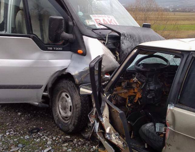 Azərbaycanda mikroavtobus qəzaya düşdü - Ölən və yaralananlar var (FOTO)