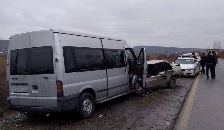 Azərbaycanda mikroavtobus qəzaya düşdü - Ölən və yaralananlar var (FOTO)