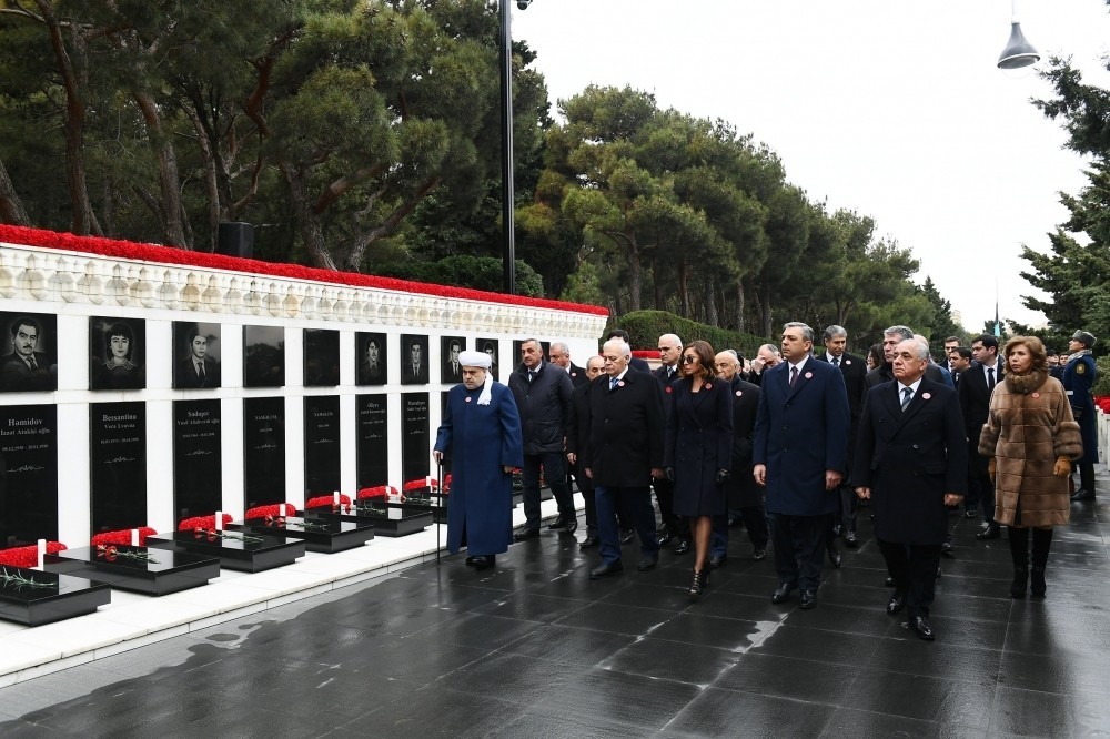 İlham Əliyev Şəhidlər xiyabanını ziyarət etdi - FOTOLAR-YENİLƏNİB