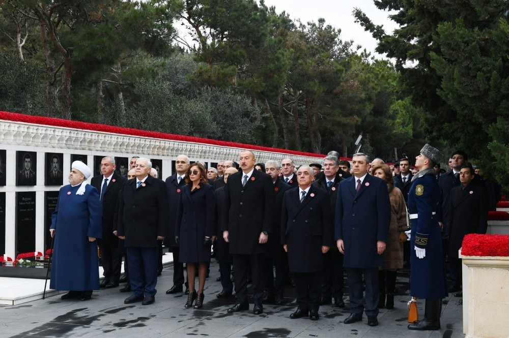 İlham Əliyev Şəhidlər xiyabanını ziyarət etdi - FOTOLAR-YENİLƏNİB