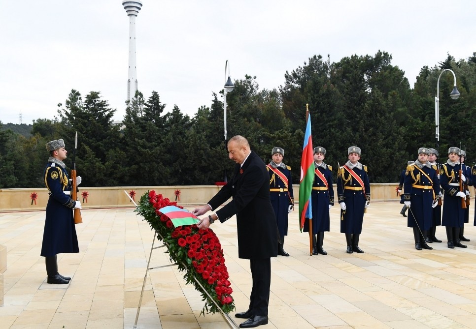 İlham Əliyev Şəhidlər xiyabanını ziyarət etdi - FOTOLAR-YENİLƏNİB