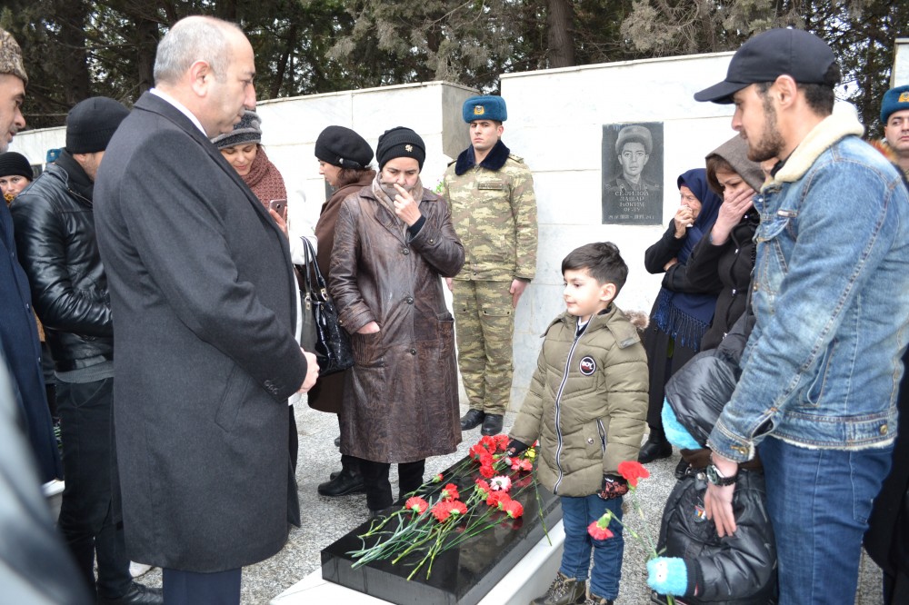 Kürdəmirlilər şəhidləri belə andı - FOTO