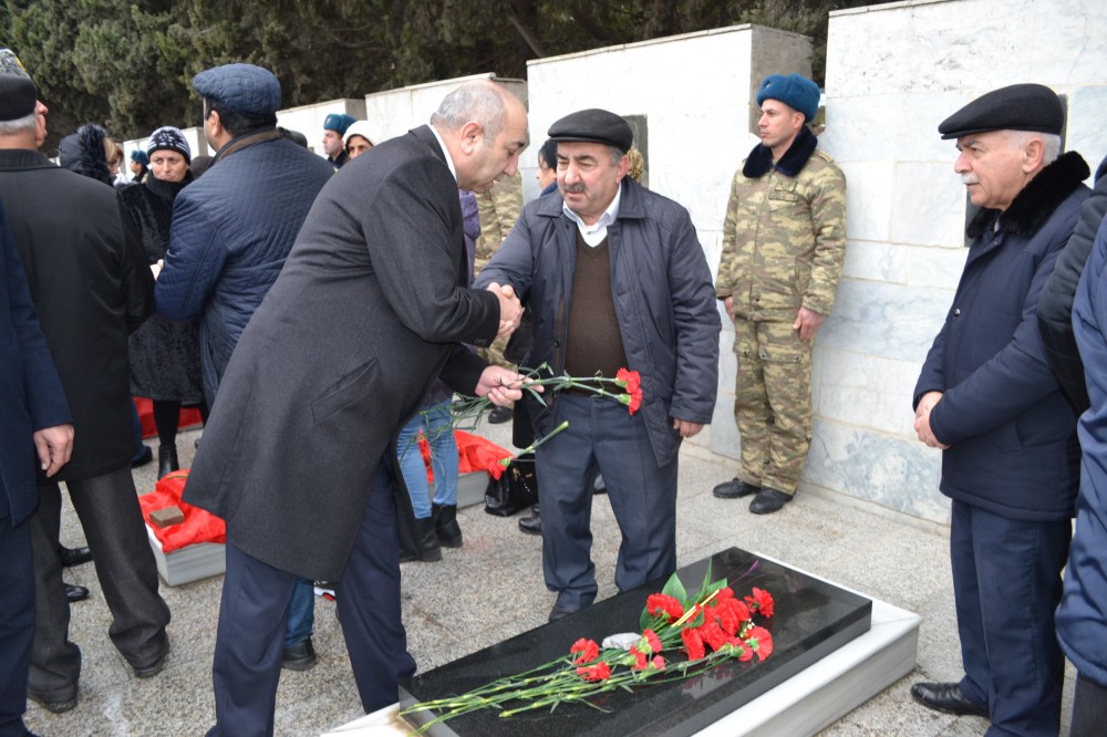 Kürdəmirlilər şəhidləri belə andı - FOTO