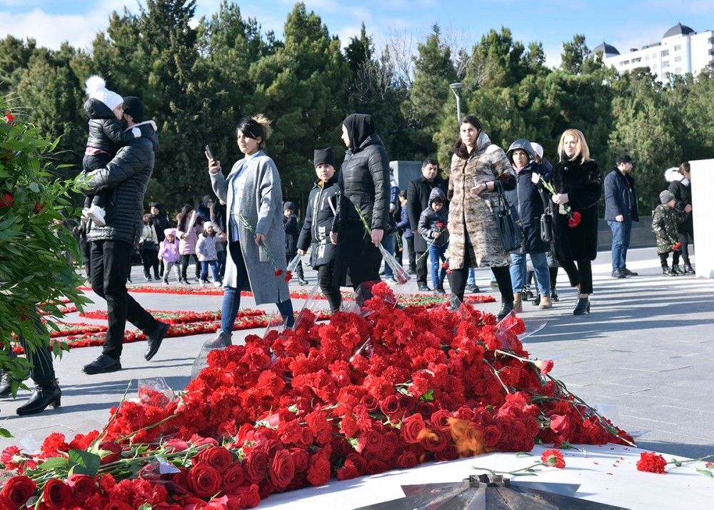 Sumqayıtlılar 20 Yanvar şəhidlərini andılar - FOTOLAR