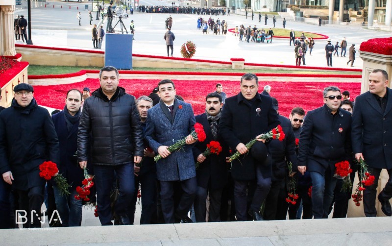 BNA-nın kollektivi Şəhidlər Xiyabanını ziyarət etdi - FOTOLAR