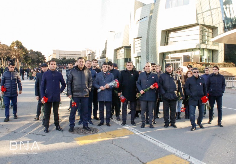 BNA-nın kollektivi Şəhidlər Xiyabanını ziyarət etdi - FOTOLAR