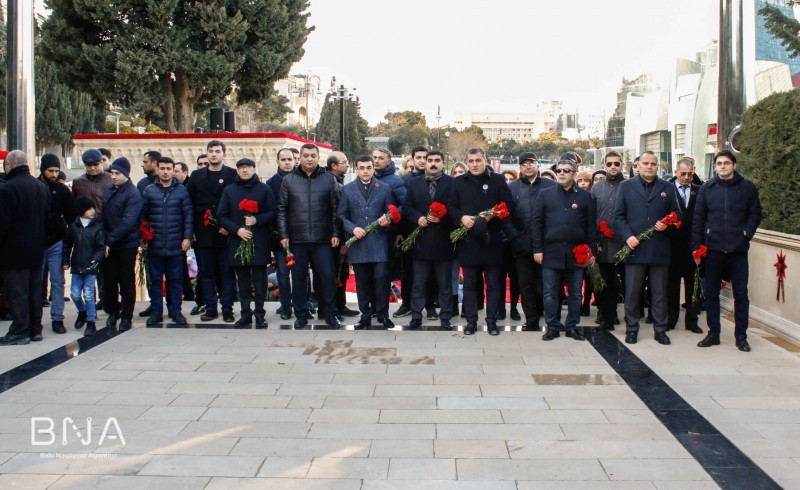 BNA-nın kollektivi Şəhidlər Xiyabanını ziyarət etdi - FOTOLAR