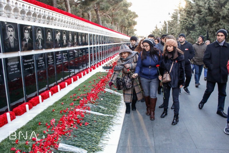 BNA-nın kollektivi Şəhidlər Xiyabanını ziyarət etdi - FOTOLAR