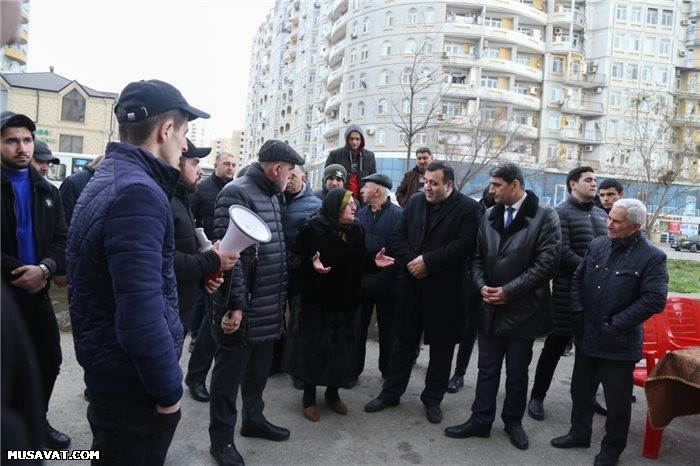 Rauf Arifoğlu Sadıqcan küçəsinin sakinləri ilə görüş keçirdi - VİDEO (FOTO)