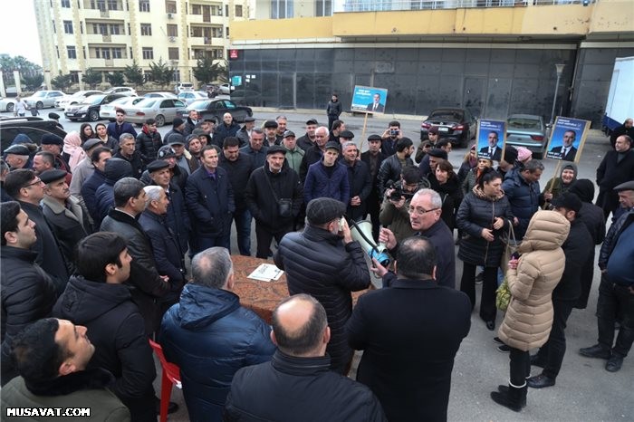 Rauf Arifoğlu Sadıqcan küçəsinin sakinləri ilə görüş keçirdi - VİDEO (FOTO)