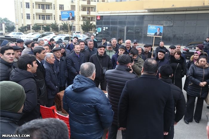 Rauf Arifoğlu Sadıqcan küçəsinin sakinləri ilə görüş keçirdi - VİDEO (FOTO)