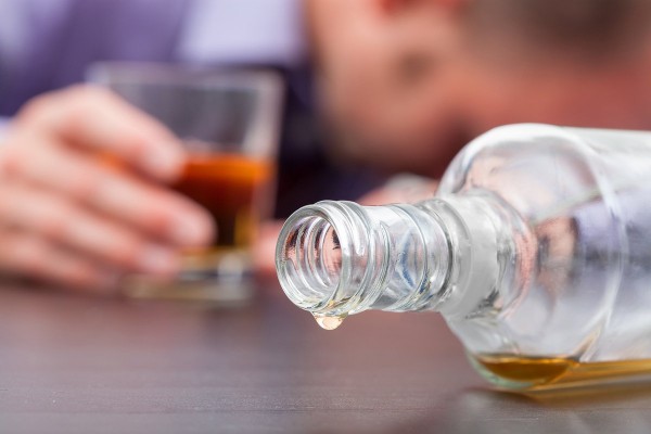 Bakıda 40 yaşlı kişi spirtli içkidən ZƏHƏRLƏNDİ