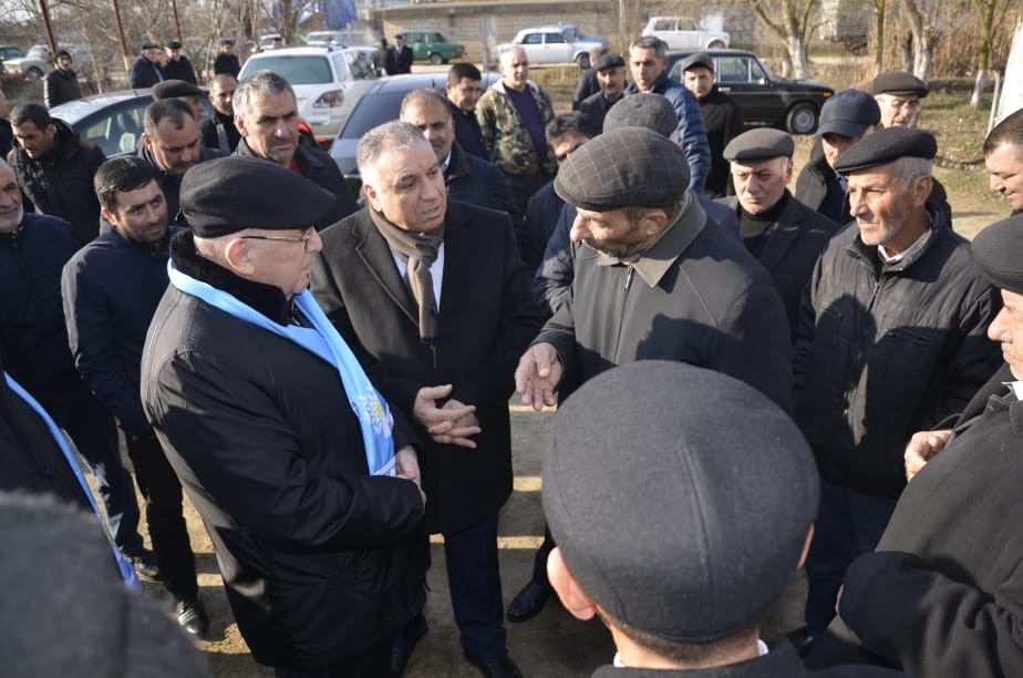 Seçicilər Əhliman Əmiraslanovu alqışlarla qarşıladı - FOTO