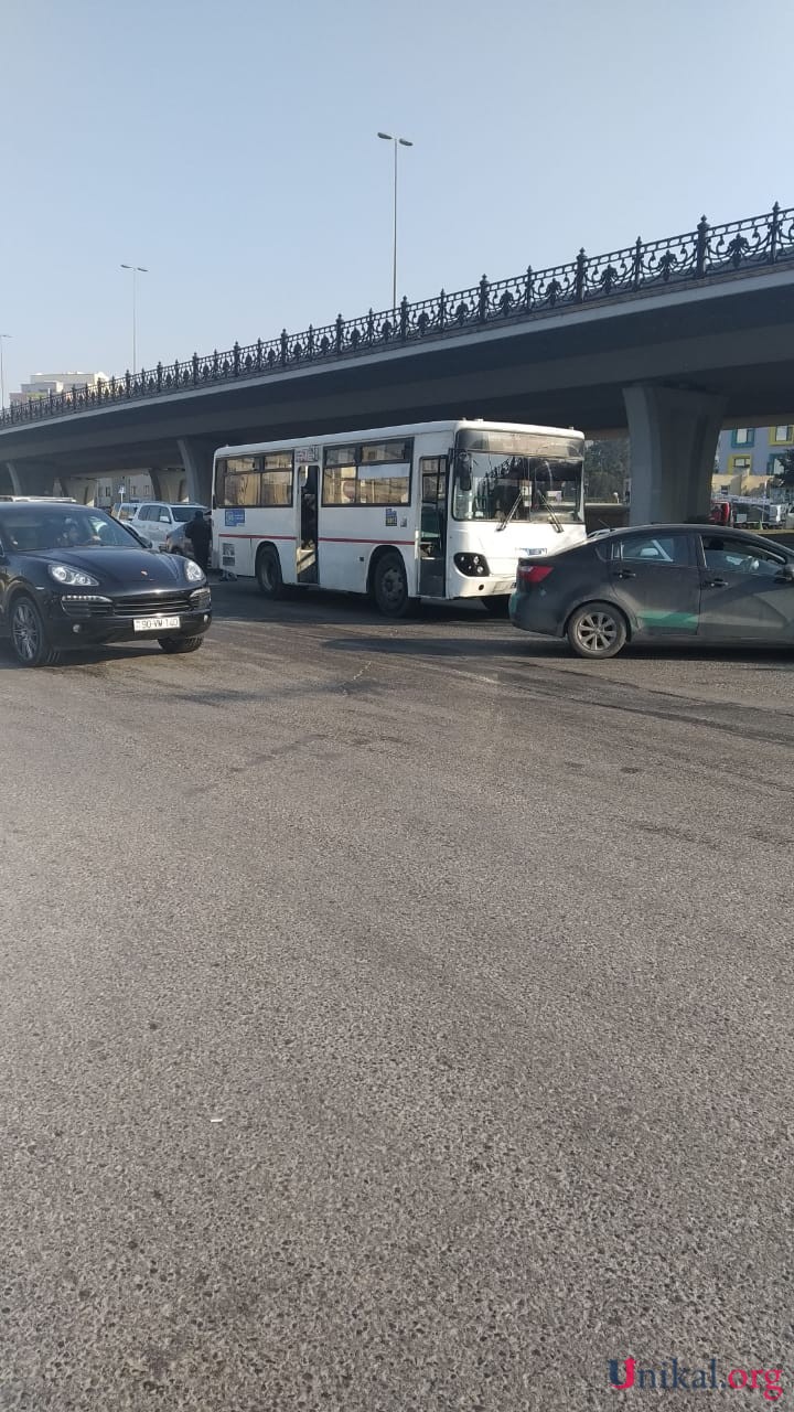 Bakıda sürücü avtobusların toqquşmasına səbəb oldu: Xəsarət alanlar var (RƏSMİ)