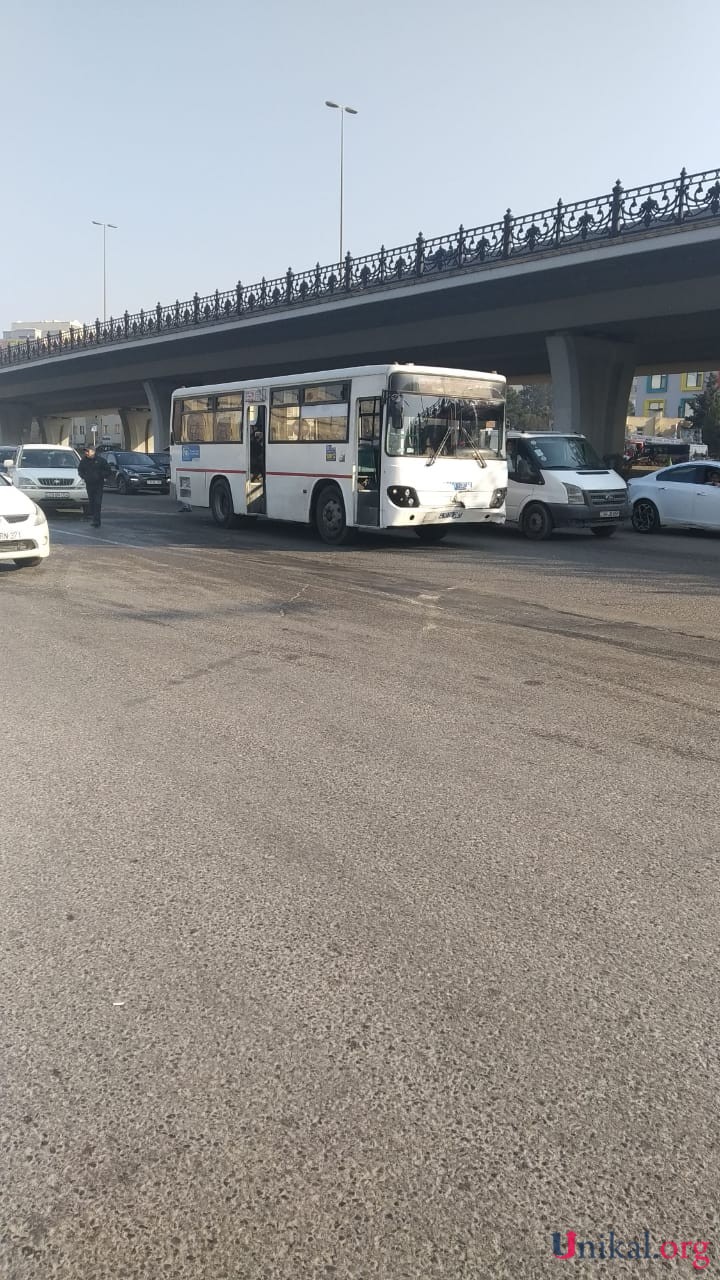 Bakıda sürücü avtobusların toqquşmasına səbəb oldu: Xəsarət alanlar var (RƏSMİ)