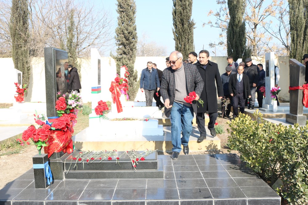 Fəzail Ağamalı "Şəhidlər xiyabanı"nı ziyarət etdi - FOTO