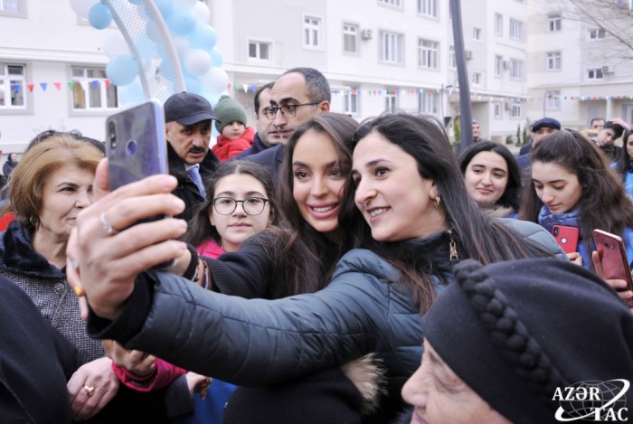 Leyla Əliyeva abadlaşdırılan növbəti həyətin açılışında - FOTOLAR