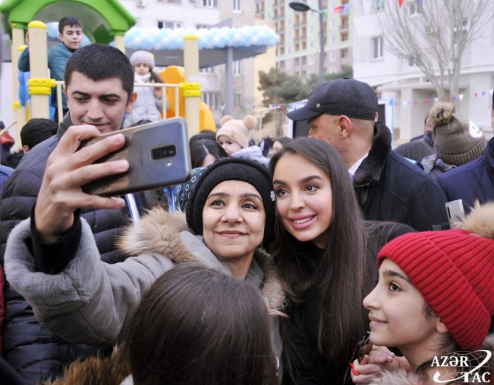 Leyla Əliyeva abadlaşdırılan növbəti həyətin açılışında - FOTOLAR