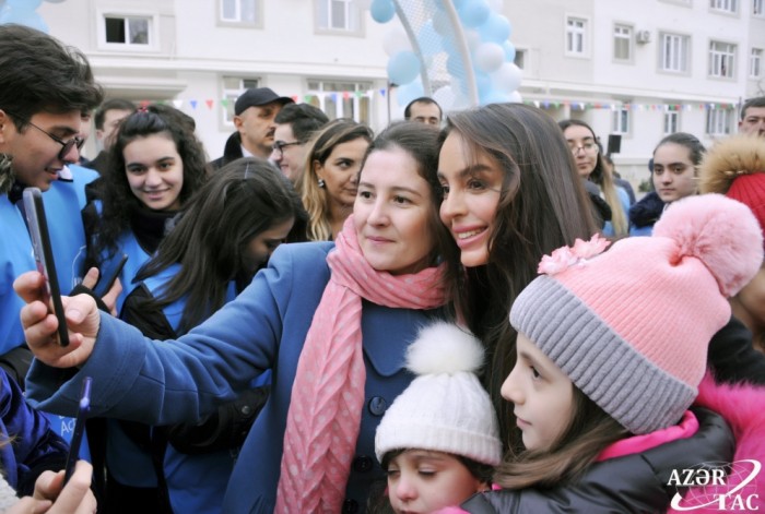 Leyla Əliyeva abadlaşdırılan növbəti həyətin açılışında - FOTOLAR