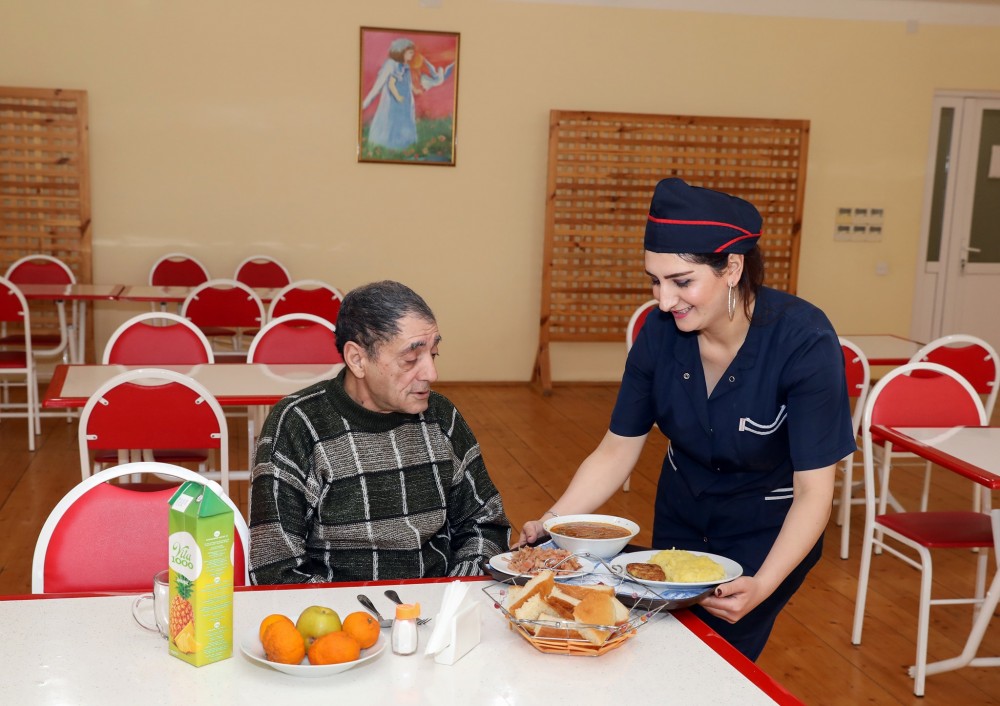 Qarajda yaşayan ağsaqqal sığınacağa yerləşdirildi - FOTOLAR