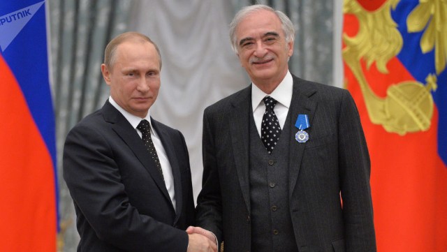 Putin Polad Bülbüloğlunu təltif etdi 