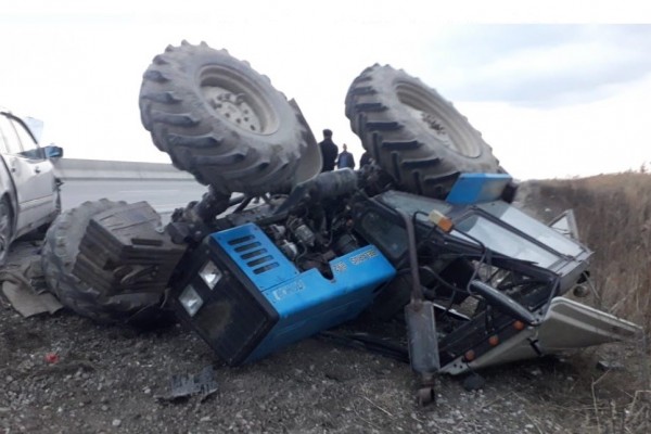 Avtomobil traktora çırpıldı, sürücü yaralandı - FOTOLAR