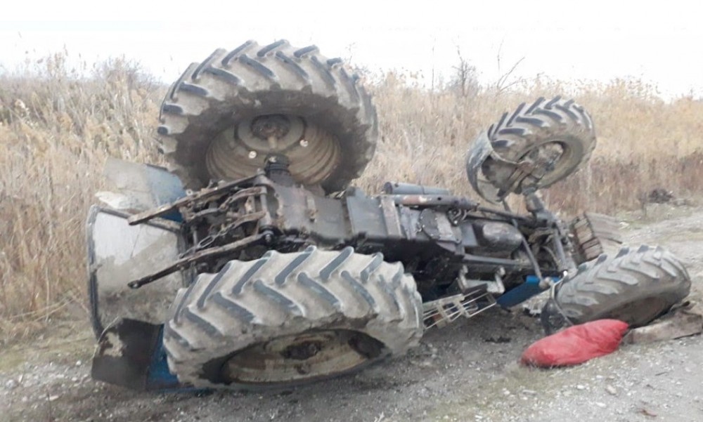 Avtomobil traktora çırpıldı, sürücü yaralandı - FOTOLAR
