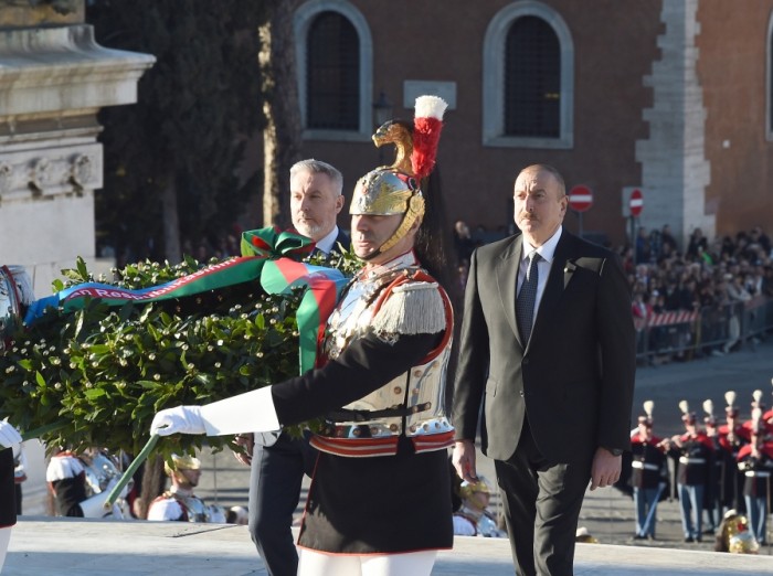 Prezident Romada naməlum əsgər abidəsini ziyarət edib - FOTOLAR