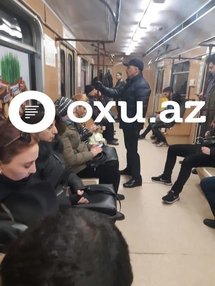 Azərbaycanda nazir müavini metroda - FOTO