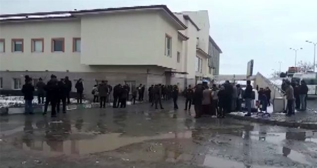 Türkiyə-İran sərhədində avtobus raketlə vuruldu - Yaralılar var (FOTOLAR)