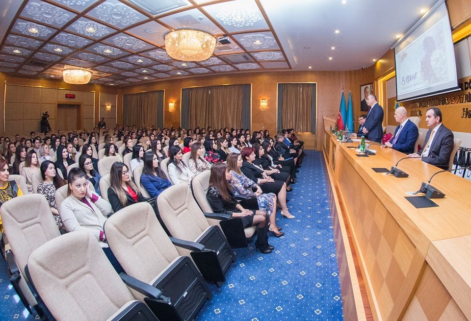 Səfər Mehdiyev gömrükçü qadınların bayramını təbrik etdi - FOTOLAR 