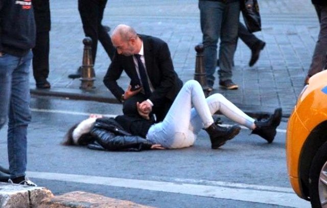 İnsanlıq ölməmiş! Otel işçisi yaralı qadını tək buraxmadı - FOTO+VİDEO
