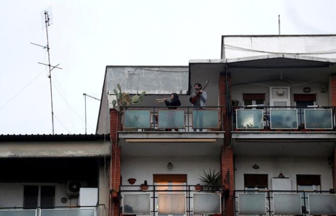 Koronavirus həyəcanından sonra insanlar balkona çıxıb mahnı oxuyurlar