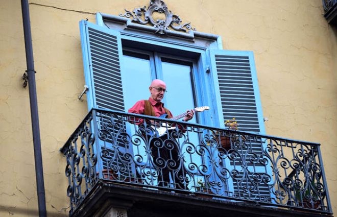 Koronavirus həyəcanından sonra insanlar balkona çıxıb mahnı oxuyurlar