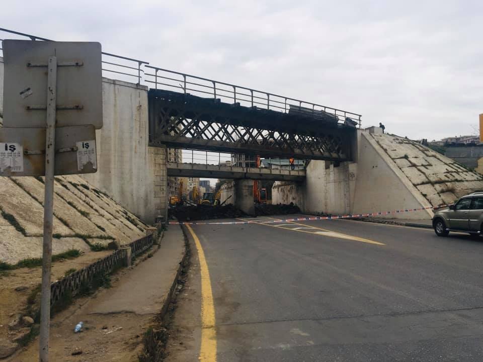 Bakıda dəmir yolu körpüsü sökülür - FOTOLAR