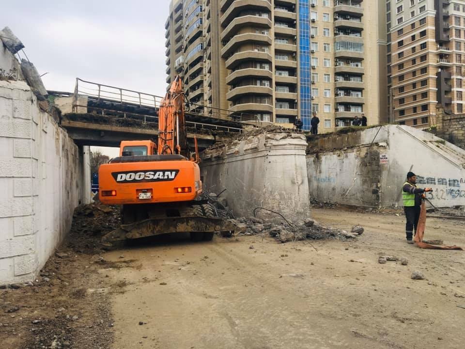 Bakıda dəmir yolu körpüsü sökülür - FOTOLAR