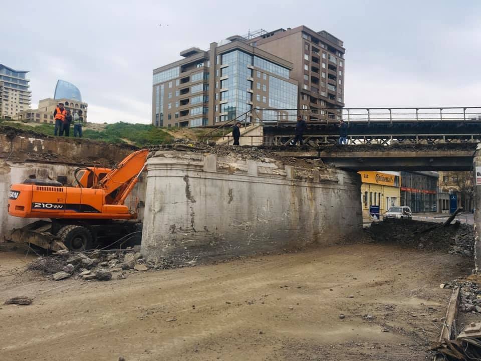 Bakıda dəmir yolu körpüsü sökülür - FOTOLAR