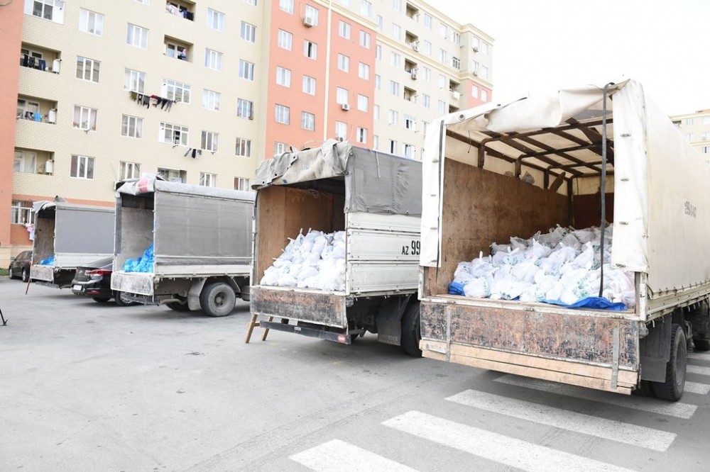 Üç dövlət qurumu məcburi köçkünlərə bayram sovqatı payladı - FOTO