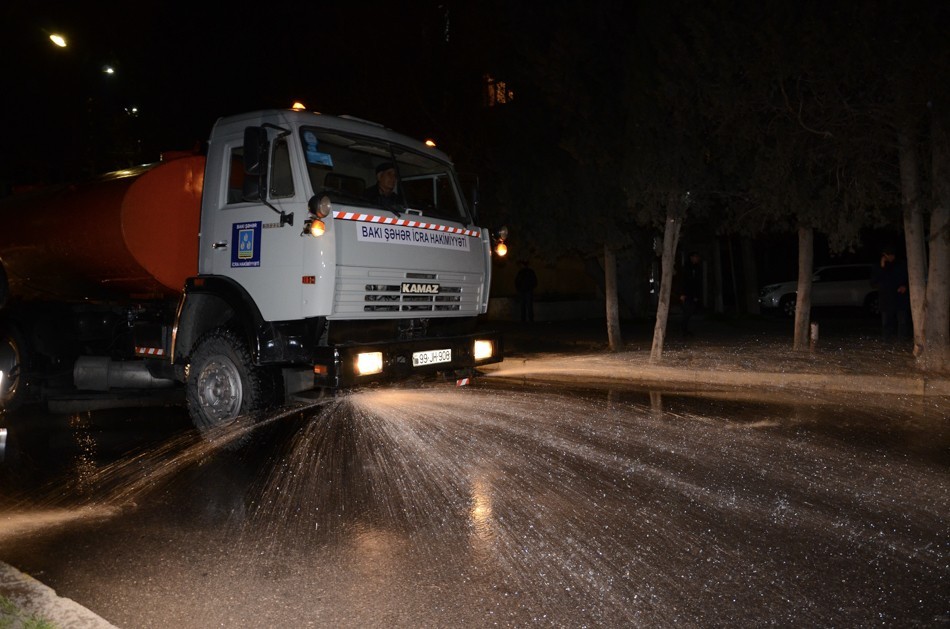 Koronavirusa görə Bakı küçələrini yuyurlar - FOTOLAR