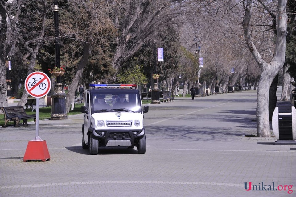 Bakıda polis bütün küçələrdə əhaliyə xəbərdarlıqlar edir - Foto