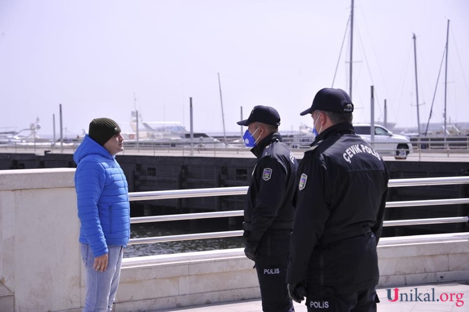 Bakıda polis bütün küçələrdə əhaliyə xəbərdarlıqlar edir - Foto