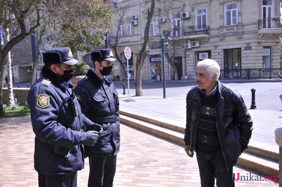 Bakıda polis bütün küçələrdə əhaliyə xəbərdarlıqlar edir - Foto