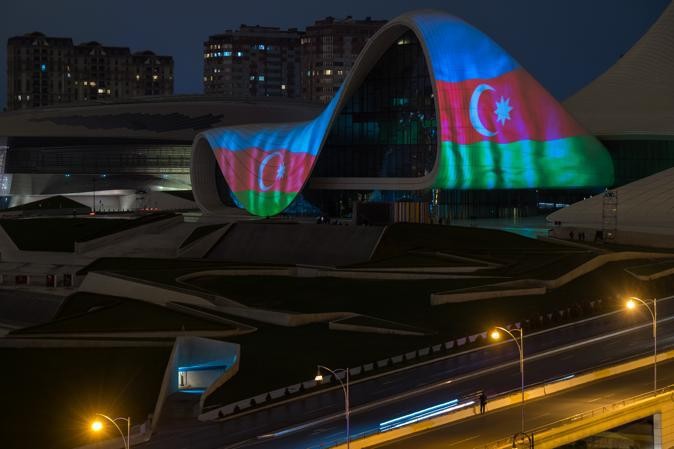 Heydər Əliyev Mərkəzinin binasında həmrəylik mesajı (Video - Foto)