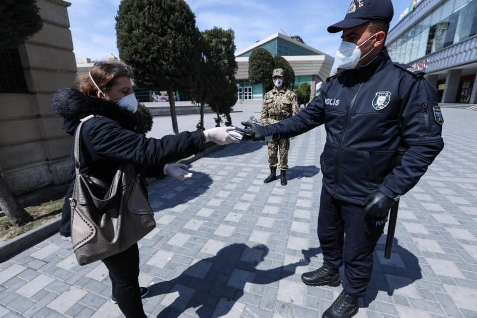 Bakıda avtomobillərin sürücüləri və sərnişinləri yoxlanılır - FOTOLAR