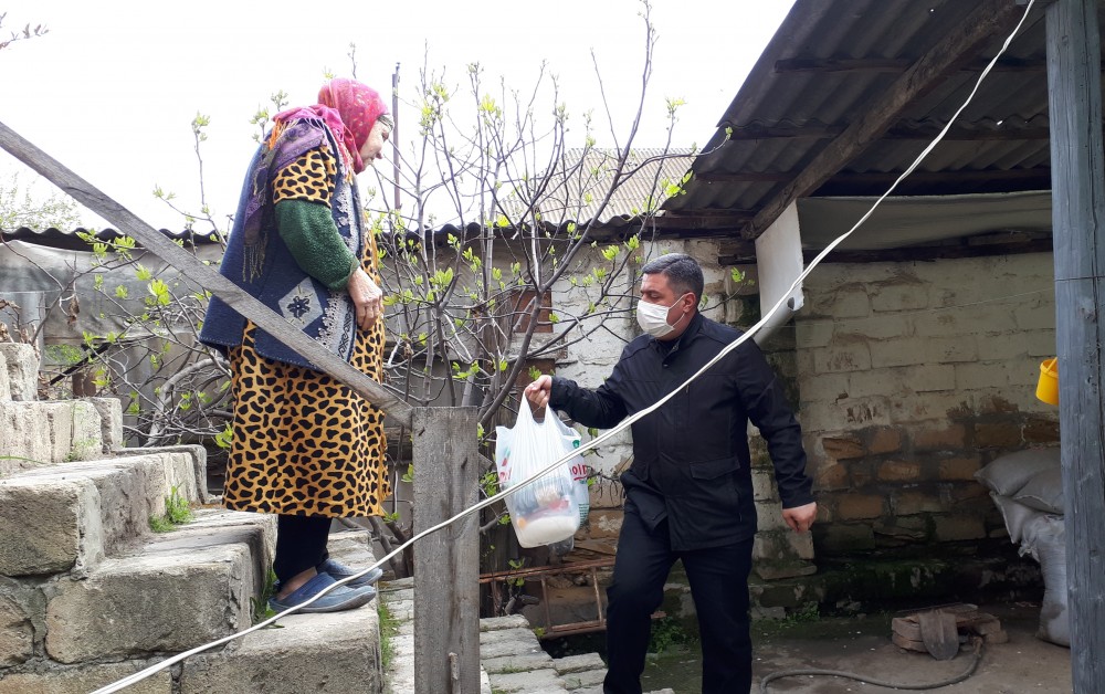 Kürdəmirdə ehtiyacı olan  ailələrə ərzaq yardımları paylanılır - FOTOLAR