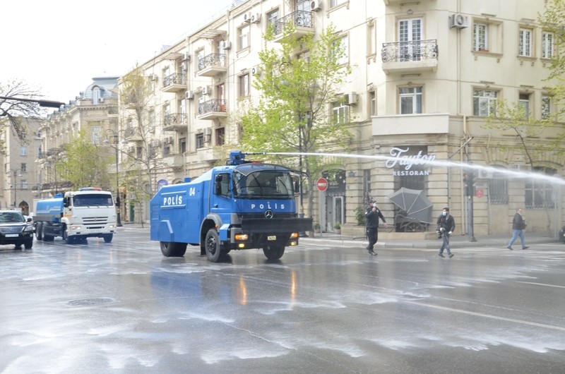 Bakıda dezinfeksiya işləri belə aparılır - Fotolar