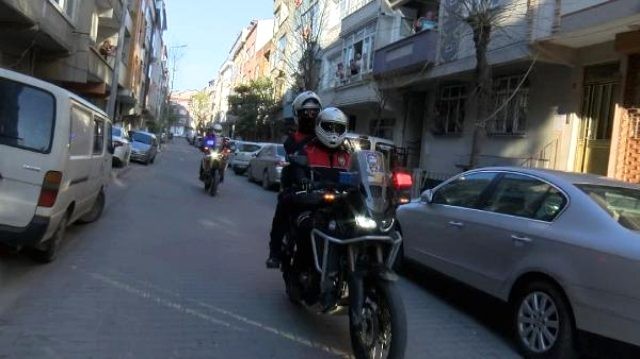 Polislərin müşayiəti ilə eyvanda konsert verdi - Türkiyədə (FOTO+VİDEO)