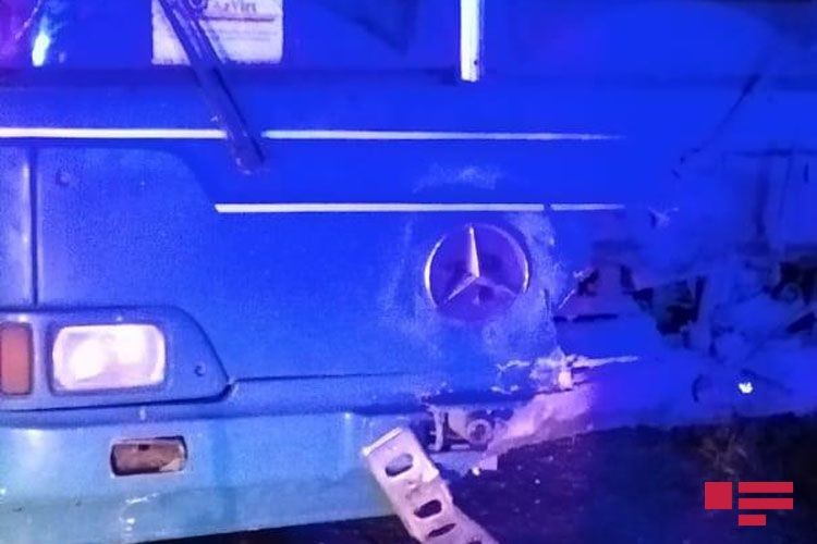 Bakıda "Mercedes" avtobusla toqquşdu: ölən var - FOTO