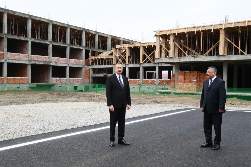 Prezident köçkünlər üçün salınan binaların tikinti işləri ilə maraqlandı - FOTOLAR