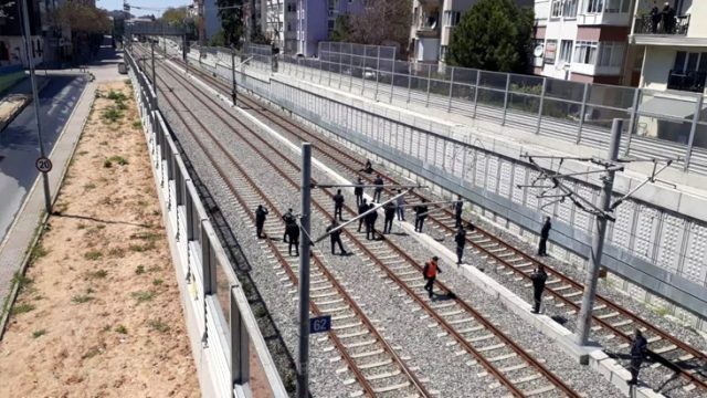 Polisə çantamda bomba var dedi, paltar çıxdı - VİDEO